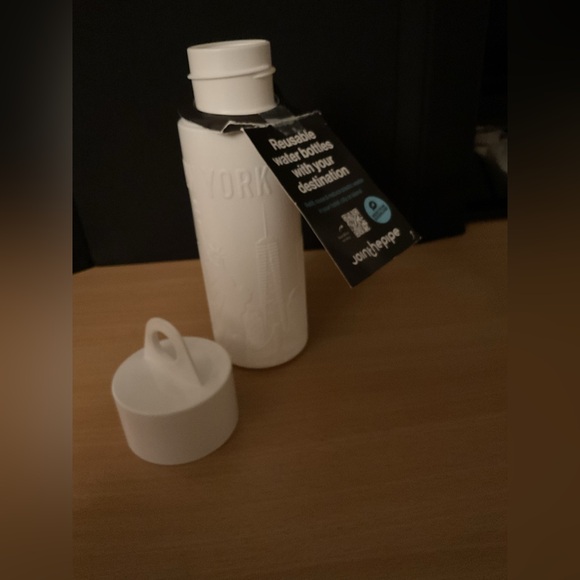 NWT White New York Embossed Water Bottle - Picture 10 of 11